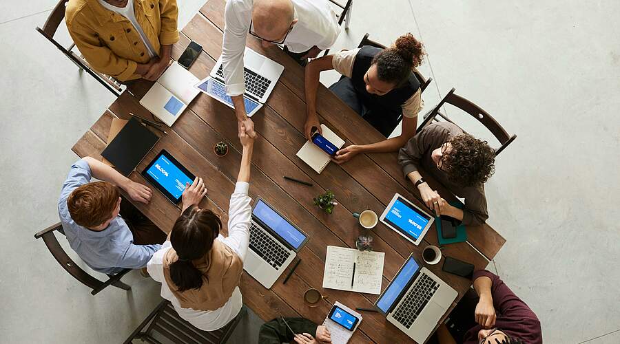 Menschen arbeiten an einem Tisch zusammen